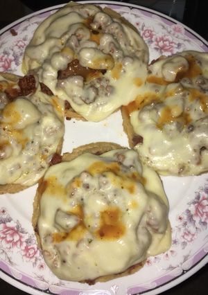 Una foto de Sopes con frijoles y queso
