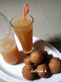 A picture of Apple 🍎 and pineapple 🍍 Juice.