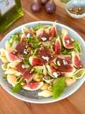 Ensalada de pasta con higos, jamón y Cabrales