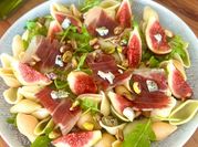 Una foto de ensalada con higos y jamón