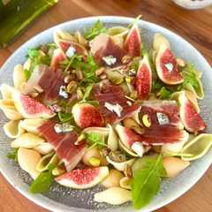 Una foto de Ensalada de pasta con higos, jamón y Cabrales