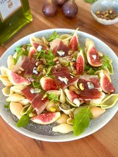Una foto de Ensalada de pasta con higos, jamón y Cabrales