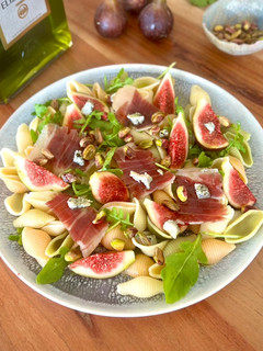 Una foto de Ensalada de pasta con higos, jamón y Cabrales