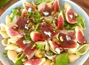 Una foto de Ensalada de pasta con higos, jamón y Cabrales