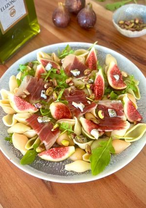 Una foto de Ensalada de pasta con higos, jamón y Cabrales