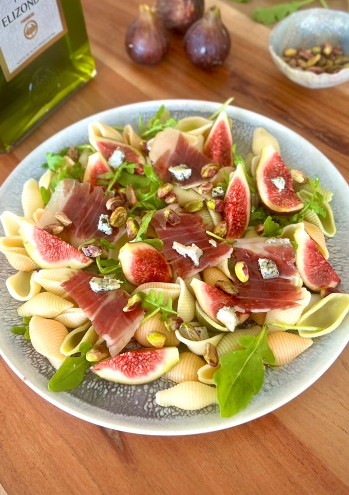 Una foto de Ensalada de pasta con higos, jamón y Cabrales