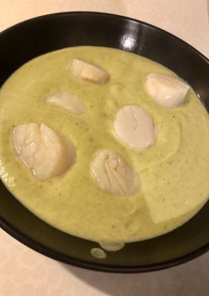 Une photo de Velouté de brocolis & poireaux avec coquilles Saint Jacques