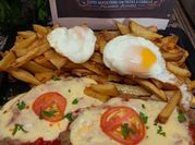 Una foto de mozzarella frita