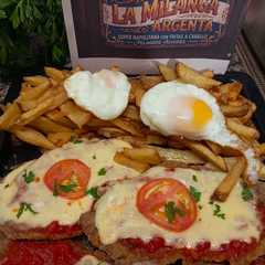 A picture of Una Súper Napolitana con Fritas a Caballo #MundialdelaMilanesa.