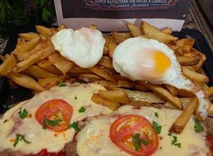 Una foto de Una Súper Napolitana con Fritas a Caballo #MundialdelaMilanesa