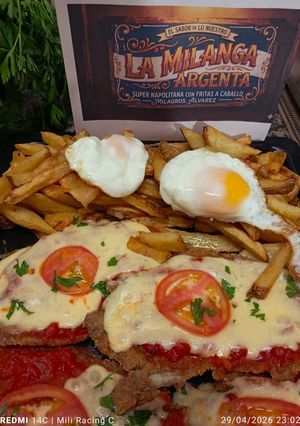 Una foto de Una Súper Napolitana con Fritas a Caballo #MundialdelaMilanesa