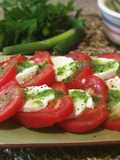 Ensalada caprese con salsa pesto