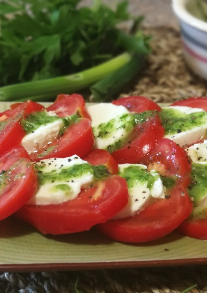 Una foto de Ensalada caprese con salsa pesto