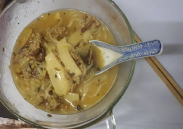 La Délicieuse Recette du Soupe de nouilles aux bambous et champignons shiitakes