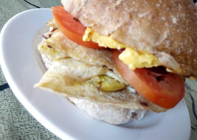 Banana omelet burger