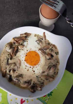 Une photo de Oeuf cocotte aux champignons
