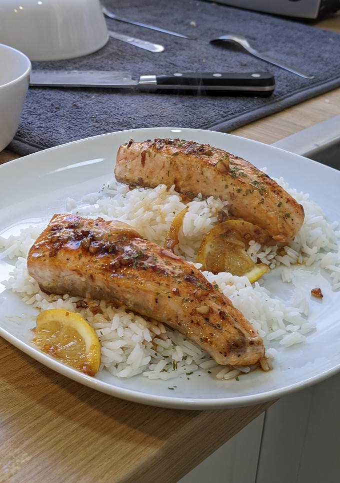 Una foto de Salmón con arroz y salsa soja