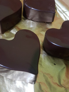 Una foto de Bombones de chocolate rellenos con dulce de leche 💕💕💕