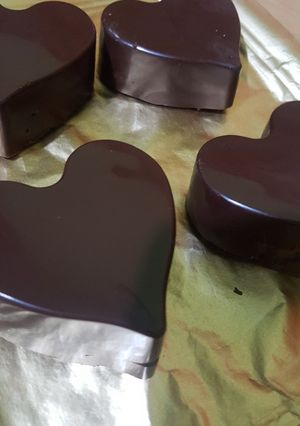 Una foto de Bombones de chocolate rellenos con dulce de leche 💕💕💕