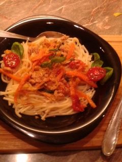 Zöldséges tonhalsaláta spagettivel recept fotója