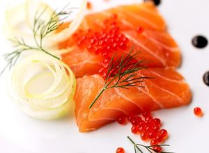 Foto di Salmone Affumicato con Finocchio Marinato, Caviale e Salsa Teriyaki
