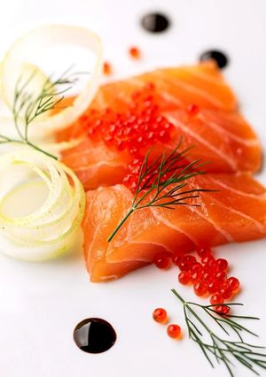 Foto di Salmone Affumicato con Finocchio Marinato, Caviale e Salsa Teriyaki
