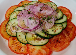 Una foto de ENSALADA🥒🌰🍅Básica Para Pescado...!🥗