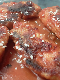 Una foto de Alitas de pollo en salsa barbacoa casera...🤔🍗🌶🍗