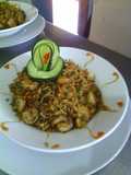 Arroz con camarones cocido en jugo de morrón asado!!