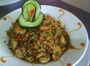 Una foto de Arroz con camarones cocido en jugo de morrón asado!!