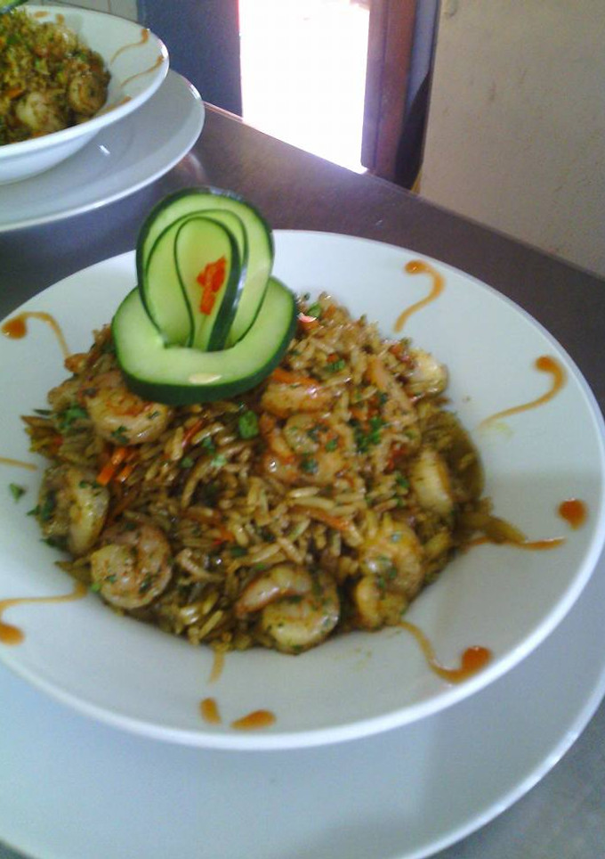 Una foto de Arroz con camarones cocido en jugo de morrón asado!!