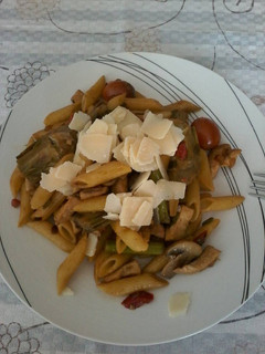 Una foto de Penne con verduras y toque de soja