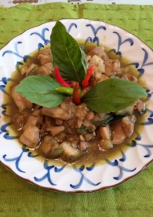 A picture of Dry Green Curry Chicken Stir-Fry.