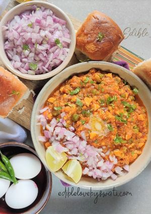 A picture of Boiled egg Pav bhaji.