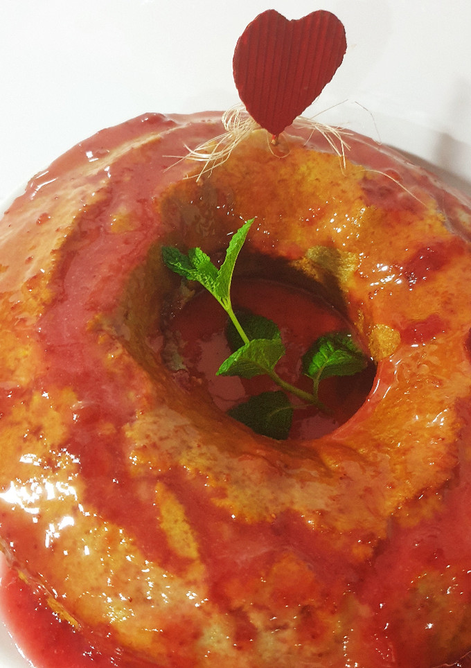 Una foto de Bizcocho de arándanos con glaseado de mermelada de fresas