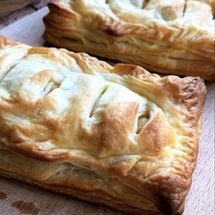 A picture of Mini apple pie with leftover apples.