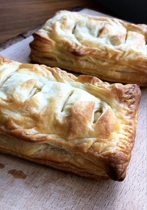 A picture of Mini apple pie with leftover apples.
