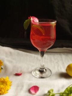 ગુલાબ નું શરબત (Gulab Sharbat Recipe In Gujarati) રેસીપી મુખ્ય ફોટો