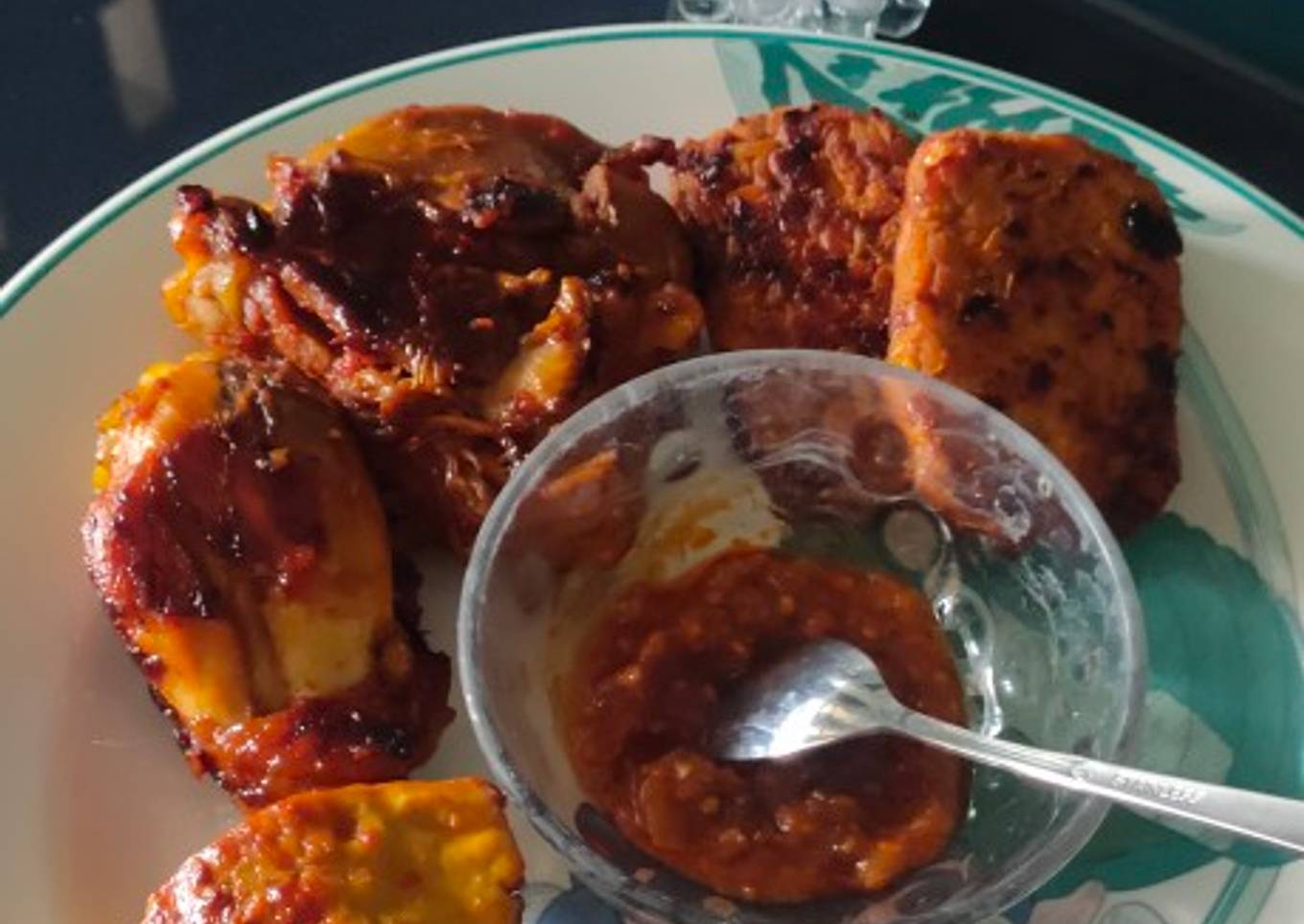 Ayam goreng itu menarik perhatiannya