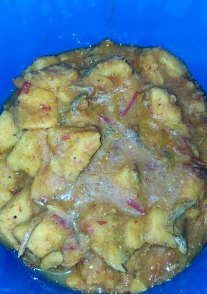 A picture of Peppered yam porridge with tiny fried fishes.