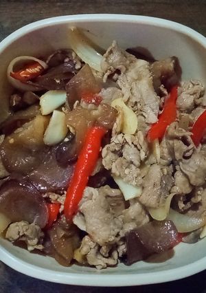 รูปของ ผัดสันคอหมูสไลด์กับเห็ดหูหนูดำ - คีโต