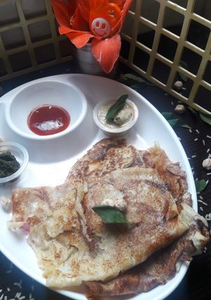 A picture of Chickpeas Dosa with Chutney.
