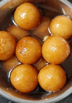 सूजी के गुलाब जामुन (Suji ke gulab jamun recipe in Hindi) रेसिपी मुख्य फोटो