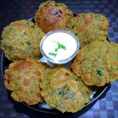 A picture of Bajra methi poori.
