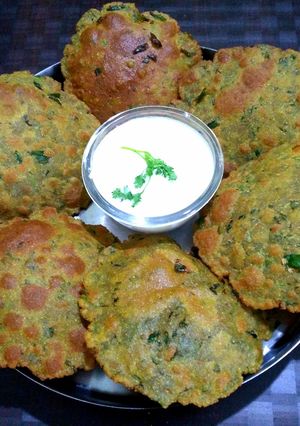 A picture of Bajra methi poori.
