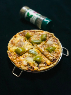 ભાખરી પીઝા (Bhakhri pizza recipe in Gujarati) રેસીપી મુખ્ય ફોટો
