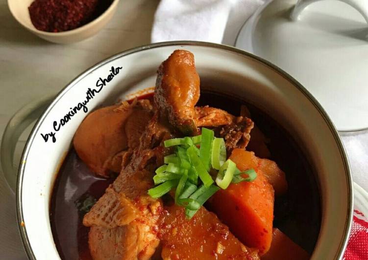 Korean Spicy Braised Chicken (Dakdoritang)