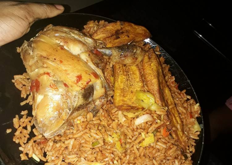 Jollof rice with chicken and fried plantain Recipe by Folakeladejo