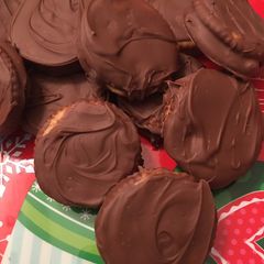 A picture of Tagalong cookies.