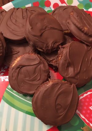 A picture of Tagalong cookies.